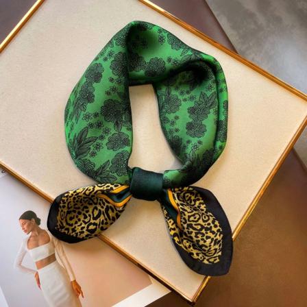 Naisten 27,5 tuuman satiinimainen neli muotoinen silkkimainen hiusnauha ja huivi nukkumiseen, OPP-pussipakkaus. FJ538-2