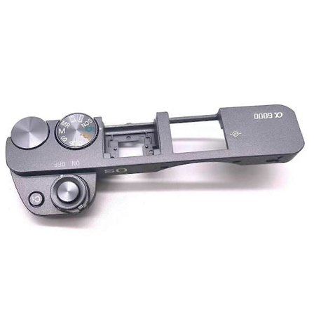 A6000:n yläosan kansiyksikkö ILCE-6000:n virtalähteen kokoonpanon päällä.