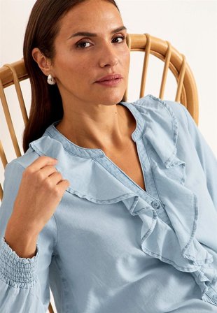 Cellbes of Sweden - Flæsebluse i denim i lyseblå / denim til damer i størrelse 38/40