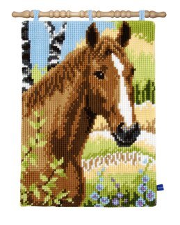 Seinävaate Hevonen vehreässä maisemassa