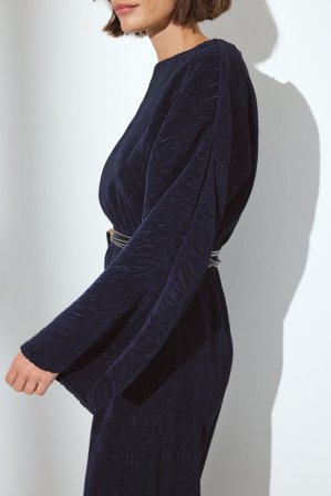 NA-KD Plisserad maxiklänning med båtringning - Långärmade maxiklänningar - Navy - EU 42