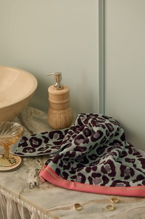 Staycation - Handduk Nice i velour 50x70 cm - Grön - Handdukar - 50X70 - Från Homeroom