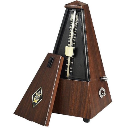 Vintage-tyyliinen pyramidi-metronomi, mekaaninen kellosoitto rytmi kitaralle, pianolle, viululle