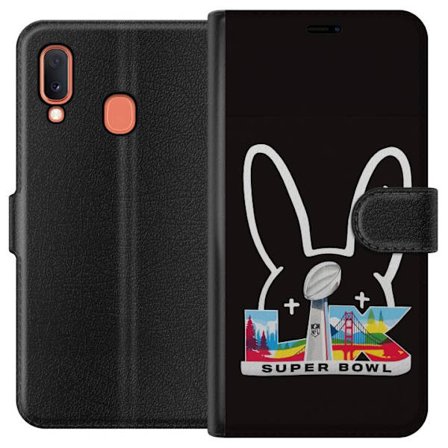 Kompatibel Tegnebogsetui til Samsung Galaxy A20e Bad Bunny portræt med åben skjorte, tatoveringer og krøllet hår i stilfuld modefotografering