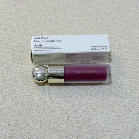 Lätt flytande rouge, mångsidig (kan användas på läppar och kinder), återfuktande och naturlig makeup-effekt.