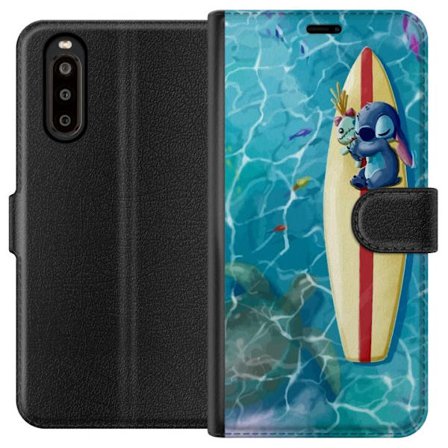Kompatibelt Lommeboketui til Sony Xperia 10 II Avslappet illustrasjon av Stitch som hviler på en surfebrett i klart turkis vann