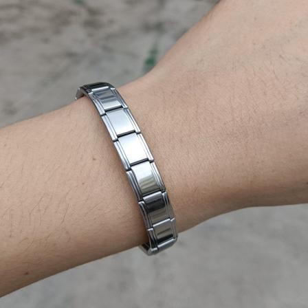 Elastisk bånd rutete armbånd fasjonabel nisje rustfritt stål menn og kvinner polert smykker