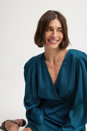 NA-KD Robe courte satinée à épaules froncées - Robes Chemise - Bleu - EU 32