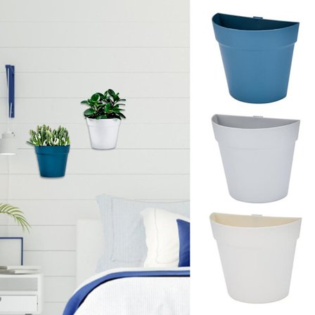 Vägghängda blomkrukor i plast utanför vit