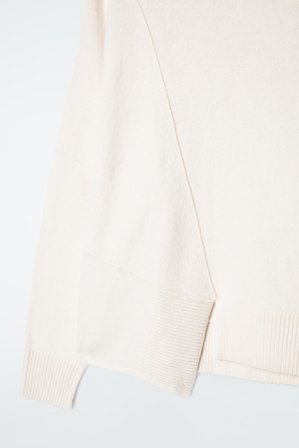 COS Femme Pull Asymétrique Laine Mérinos in Blanc