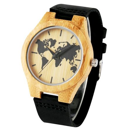 Herreur og dameur i bambustræ med verdenskort