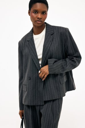 NA-KD Oversized Cropped Pinstriped Blazer - Korte blazere - Grå/Stribet - EU 34