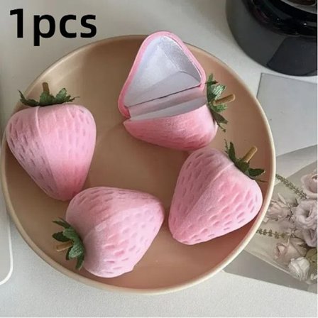 Jordbærformet smykkeskrin med fløjlsforet interiør og blødt stof til opbevaring af ringe og øreringe