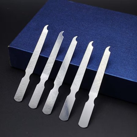 Dette er et 5-delt sæt af dobbeltsidede neglefile i rustfrit stål. Denne multifunktionelle dobbeltsidede neglebuffer fungerer også som et 