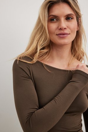 NA-KD Langärmeliges Oberteil mit Rundhalsausschnitt - Sommer Oberteile - Braun - XXS