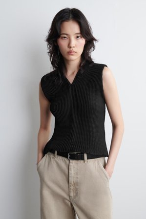 COS Femme Haut Col En V Plissé in Noir