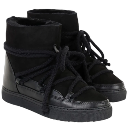 Svarta boots med snörning och mockadetaljer