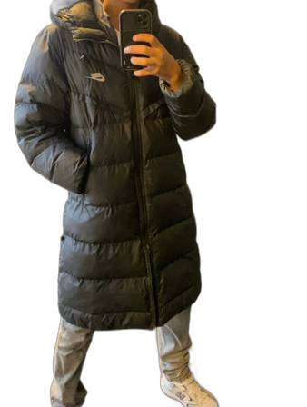 Svart lång pufferjacka från Nike