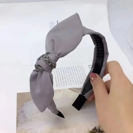 Vackert sött diadem med rosett och strass i flera färger