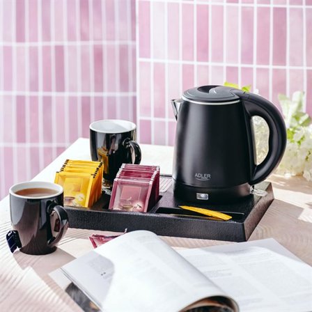 Vannkoker 1L med velkomstbrett med kopper og rom