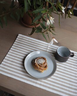 Raidallinen Nina-pöytätabletti Sand