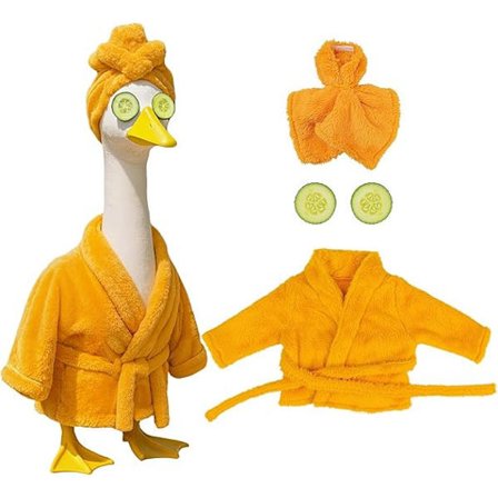 Dame Porch Goose Kostymesett, inkludert badekåpe, dusjhette, agurkøyemaske og merkelig gåsekostyme, egnet for en 23-tommers statue.
