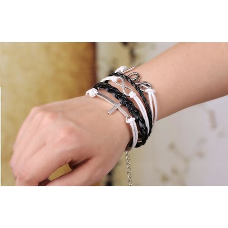 Läderarmband i svart och vitt med kors och texten - Love