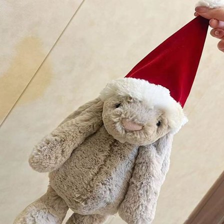 Jellycat kosedyr, mykt og komfortabelt, en flott gave til barn, Valentinsdagen eller en samleobjekt, med en rød julenissekanin.