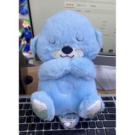 Åndedræts baby sovedyr, der beroliger babyottere og lader dem falde i søvn med musikalske dukker