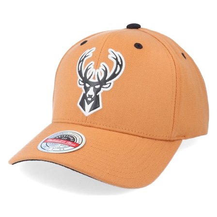 Mitchell & Ness - Marrón adjustable Gorra - Hatstore Exclusive x Milwaukee Bucks Camel Leather Logo @ Hatstore