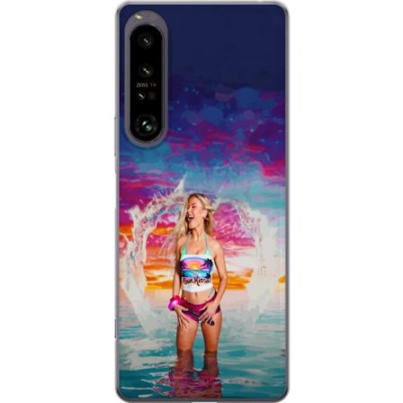 Kompatibelt Mobildeksel til Sony Xperia 1 IV Blond kvinne i fargerik strandantrekk som leker i havet ved solnedgang