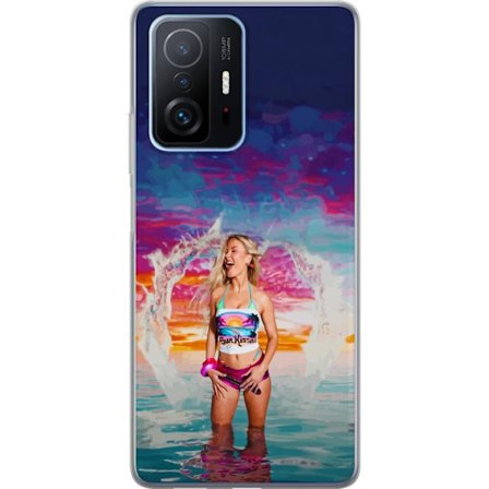 Kompatibel Mobilcover til Xiaomi 11T Blond kvinde i farverigt strandtøj, der leger i havet ved solnedgang