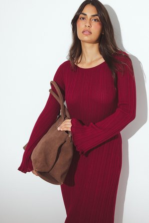 NA-KD Strick-Maxikleid mit Rüschen und Rundhalsausschnitt - Weihnachtskleider - Burgundy - XS (EU 32)