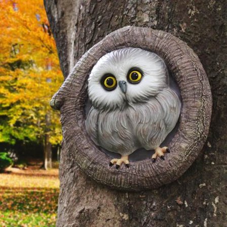 Harpiks tre ansikt figur av en babyugle, en lunefull juledekorasjon.