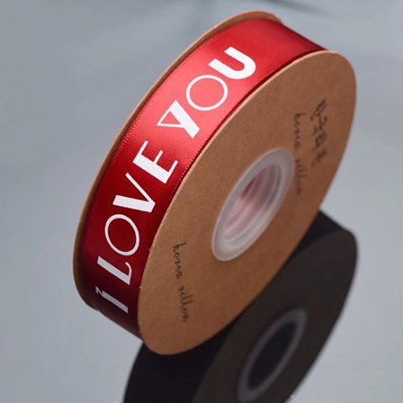 Tryckt satinband "I Love You" för presentinslagning på Alla hjärtans dag