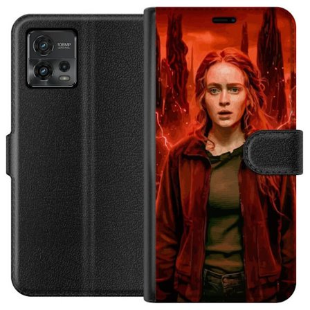 Kompatibelt Plånboksfodral till Motorola Moto G72 Porträtt av en ung kvinna med rött hår i en apokalyptisk landskap, röda blixtar och mörka klip