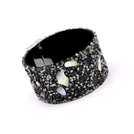 Nahka-ranneke kiiltävillä helmillä