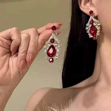 Halsband i tung industriell stil med gnistrande diamantvattenfall och tofsar, perfekt till aftonklänningen, kombinerat med ett modernt, utsökt och 