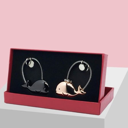 Et par tredimensionelle små hval magnetiske nøglering mødtes