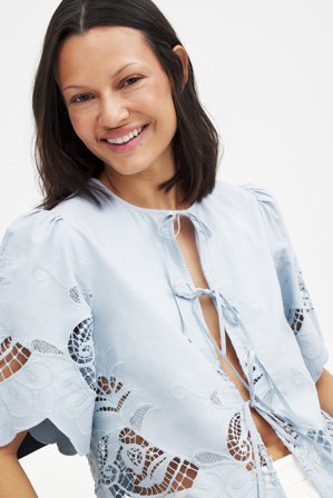 NA-KD - Anglais bluse med knyting foran - Bluser - Blå - EU 44