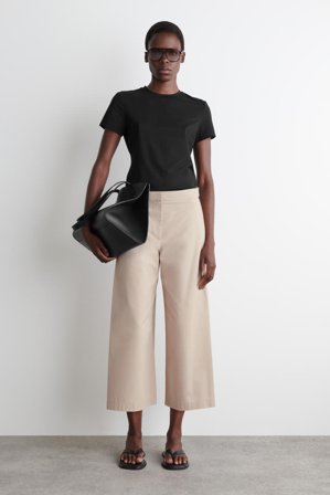 COS Femme Pantalon Court Large En Coton in Beige