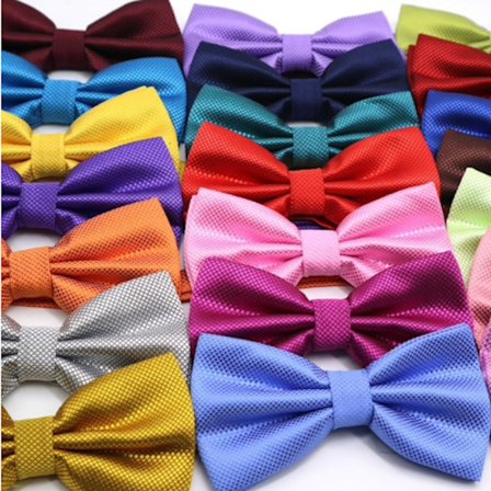 Enfärgad fluga, utmönstrad, passar till kostym och kavaj