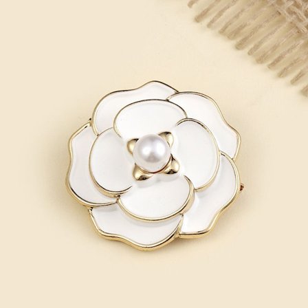Elegant Vintage Lagdelt Hvid Emalje Blomsterbroche til Kvinder med Forgyldt Kant og Rund Simuleret Perle i Midten Mode Tilbehør