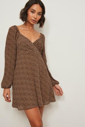Pamela x NA-KD Reborn Robe portefeuille en matière recyclée - La petite robe noir - Leopard - EU 32