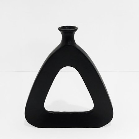 Sort aluminium trekantet vase, 33x5x38 cm