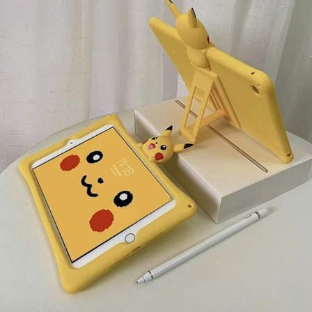 Stilrent fodral för iPad Äldre modell 2/3/4 Pikachu med silikonstativ