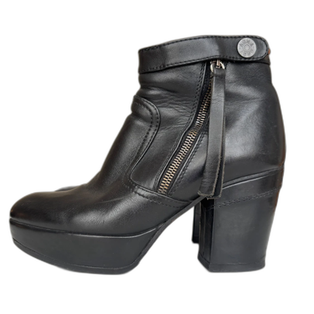 Svarta boots i läder med klack från Acne Studiod, storlek 35