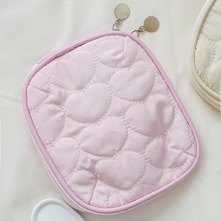 En kompakt og elegant makeup-taske til touch-ups, perfekt til rejser og let at bære.