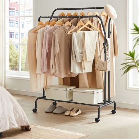 Klesstativ med hjul og hyller - Svart