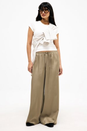 NA-KD Satinbyxor med elastisk midja och mellanhög midja - Nyårsbyxor - Beige - EU 38